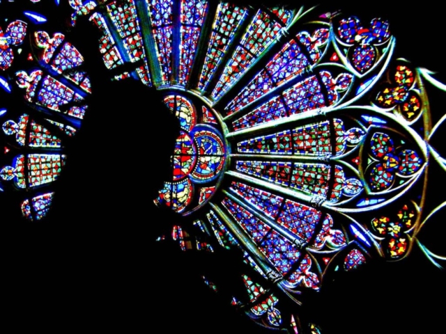 CHERUBS There is a religious atmosphere amidst the unfocused stained glass of the churches. Pictures in black and white of the youngsters of the “Grota do Surucucu” community, members of the “Orquestra de Cordas da Grota” (Grota String Orchestra). Among parallel strings, interspersed worlds, tension, distension in the span, the gap that remains, slipping between the fingers, the razor’s edge sharpened to a deep, dry cut, away they go, like cherubs, spreading their wings to an endless flight, soaring over all that was denied them, captured now by their cherub souls. Broken winged cherubs. Enchanted winged cherubs. Brazilian cherubs !!! “QUERUBINS DA GROTA” é um projeto realizado com a “Orquestra de Cordas da Grota” (OCG), resultado do trabalho desenvolvido no “Espaço Cultural da Grota”, espaço fundado em 1983, que é uma organização da sociedade civil, sem fins econômicos, localizada na comunidade da Grota do Surucucu, em São Francisco, na cidade de Niterói (RJ). As ações no “Espaço Cultural da Grota” são desenvolvidas por profissionais, monitores e voluntários, todos envolvidos na prestação de serviços de qualidade e no cumprimento da missão do Espaço. Atualmente são atendidas mais de 250 crianças e jovens, distribuídos em atividades de segunda a Sábado. O Espaço Cultural da Grota (ECG) realiza ações voltadas para promoção da cidadania através da cultura, da arte e da educação, desenvolvendo projetos de formação musical, educação complementar, atendimento e promoção social, encaminhamento para a Universidade e orientação para que os jovens, a partir de 16 anos, se desejarem se tornem (MEI) micro empresários individuais. Através dos seus programas o “Espaço” oferece diariamente aulas de iniciação e formação musical através da flauta doce, violão, cavaquinho, percussão, violino, viola, violoncelo, contrabaixo, flauta transversa, teoria e percepção musical. Além dessas, também são oferecidas aulas de artes plásticas, leitura, jornalismo, teatro e outras atividades eventuais. O LIVRO As imagens foram feitas em preto e branco em papel 100% algodão e trabalhadas com lápis pastel seco e a óleo. Após tratamento manual, tais imagens foram editadas em computador, onde, junto a imagens coloridas de vitrais de igrejas, foram superpostas umas às outras levando-se em consideração transparências e opacidades das mesmas. Dessa forma, a tradição fotográfica das fotocolagens passa a ser atualizada ao universo digital por meio de “colagens digitais”. Querubins da Grota Atmosfera religiosa em meio aos vitrais desfocados das igrejas. Fotos em preto e branco de jovens da comunidade da “Grota do Surucucu”, pertencentes à “Orquestra de Cordas da Grota”. Entre cordas paralelas, mundos entrecortados, tensão, distensão no vão, brecha, fresta que resta, correndo nas pontas dos dedos, fio da navalha afiado ao corte seco e profundo, vão eles, qual querubins, abrindo suas asas ao voo inesgotável, pairando sobre tudo o que lhes foi negado, agora resgatado por suas almas “querubim”. Querubins de asas quebradas Querubins de almas encantadas Brasileiros querubins !!!!!