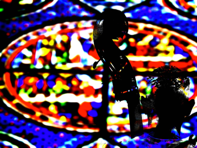 CHERUBS There is a religious atmosphere amidst the unfocused stained glass of the churches. Pictures in black and white of the youngsters of the “Grota do Surucucu” community, members of the “Orquestra de Cordas da Grota” (Grota String Orchestra). Among parallel strings, interspersed worlds, tension, distension in the span, the gap that remains, slipping between the fingers, the razor’s edge sharpened to a deep, dry cut, away they go, like cherubs, spreading their wings to an endless flight, soaring over all that was denied them, captured now by their cherub souls. Broken winged cherubs. Enchanted winged cherubs. Brazilian cherubs !!! “QUERUBINS DA GROTA” é um projeto realizado com a “Orquestra de Cordas da Grota” (OCG), resultado do trabalho desenvolvido no “Espaço Cultural da Grota”, espaço fundado em 1983, que é uma organização da sociedade civil, sem fins econômicos, localizada na comunidade da Grota do Surucucu, em São Francisco, na cidade de Niterói (RJ). As ações no “Espaço Cultural da Grota” são desenvolvidas por profissionais, monitores e voluntários, todos envolvidos na prestação de serviços de qualidade e no cumprimento da missão do Espaço. Atualmente são atendidas mais de 250 crianças e jovens, distribuídos em atividades de segunda a Sábado. O Espaço Cultural da Grota (ECG) realiza ações voltadas para promoção da cidadania através da cultura, da arte e da educação, desenvolvendo projetos de formação musical, educação complementar, atendimento e promoção social, encaminhamento para a Universidade e orientação para que os jovens, a partir de 16 anos, se desejarem se tornem (MEI) micro empresários individuais. Através dos seus programas o “Espaço” oferece diariamente aulas de iniciação e formação musical através da flauta doce, violão, cavaquinho, percussão, violino, viola, violoncelo, contrabaixo, flauta transversa, teoria e percepção musical. Além dessas, também são oferecidas aulas de artes plásticas, leitura, jornalismo, teatro e outras atividades eventuais. O LIVRO As imagens foram feitas em preto e branco em papel 100% algodão e trabalhadas com lápis pastel seco e a óleo. Após tratamento manual, tais imagens foram editadas em computador, onde, junto a imagens coloridas de vitrais de igrejas, foram superpostas umas às outras levando-se em consideração transparências e opacidades das mesmas. Dessa forma, a tradição fotográfica das fotocolagens passa a ser atualizada ao universo digital por meio de “colagens digitais”. Querubins da Grota Atmosfera religiosa em meio aos vitrais desfocados das igrejas. Fotos em preto e branco de jovens da comunidade da “Grota do Surucucu”, pertencentes à “Orquestra de Cordas da Grota”. Entre cordas paralelas, mundos entrecortados, tensão, distensão no vão, brecha, fresta que resta, correndo nas pontas dos dedos, fio da navalha afiado ao corte seco e profundo, vão eles, qual querubins, abrindo suas asas ao voo inesgotável, pairando sobre tudo o que lhes foi negado, agora resgatado por suas almas “querubim”. Querubins de asas quebradas Querubins de almas encantadas Brasileiros querubins !!!!!