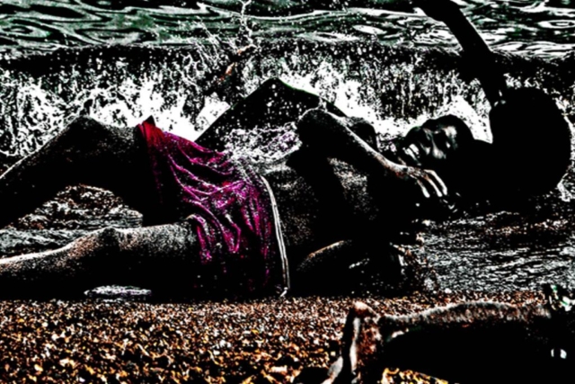 AWAY FROM PAIN The oppressive and unequal universe within which certain layers of society live does not make them lose their joy and the will to live. In countries like Brazil, where social inequality is accentuated, the “beach” has become a great locus of exchange, of meeting, where people with less access to material goods have started to establish their bonds with pleasure, with everything that moves away from the “asphalt”, moves away from "PAIN". PRO LADO CONTRÁRIO DA DOR Ao ouvir a música “Bom tempo” de Chico Buarque, fui invadido por uma alegria intensa. Talvez seja o que precisamos no momento...tenso, arredio, por um fio, em que vivemos. Talvez seja a boa brisa da praia a nos espalhar por aí em eternos domingos, pro lado contrário do asfalto, pro lado contrário da dor... O universo opressor e desigual dentro do qual vivem determinadas camadas da sociedade, não as fazem perder a alegria e a vontade de viver. Em países como o Brasil, em que a desigualdade social é acentuada, a “praia” se tornou o grande local da troca, do encontro, onde pessoas com menos acesso aos bens materiais passaram a estabelecer os seus vínculos com o prazer, com tudo o que se afasta do asfalto, com tudo o que se afasta da “DOR”.