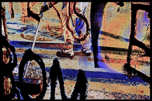 INVISIBLE After numerous conversations with street cleaners, I noticed the immense feeling of their invisibilities in the eyes of part of the population. This project tries to rescue the appreciation and dignity of these professionals still stigmatized by the general public and who daily perform functions so essential for social well-being. The graffiti art displayed on the city walls is mixed with the images of street cleaners, addressing, inequality and social exclusion from society. The photos are shot digitally and printed in B & W on cotton paper. Then, I start an interference process with dry pastel directly on the images. Then, I scan the images and superpose one image over the other in the computer. INVISÍVEIS Esta série se deu após longas conversas com garis e a estarrecedora constatação de suas visões de invisibilidade por parte da sociedade a que servem, misturadas que se encontram em meio ao lixo e às paredes grafitadas das ruas em que trabalham. Corpos negros, de mulheres “garis”, a transitarem, diariamente, pelo coalho do luxo, no limbo do lixo ...