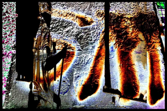 INVISIBLE After numerous conversations with street cleaners, I noticed the immense feeling of their invisibilities in the eyes of part of the population. This project tries to rescue the appreciation and dignity of these professionals still stigmatized by the general public and who daily perform functions so essential for social well-being. The graffiti art displayed on the city walls is mixed with the images of street cleaners, addressing, inequality and social exclusion from society. The photos are shot digitally and printed in B & W on cotton paper. Then, I start an interference process with dry pastel directly on the images. Then, I scan the images and superpose one image over the other in the computer. INVISÍVEIS Esta série se deu após longas conversas com garis e a estarrecedora constatação de suas visões de invisibilidade por parte da sociedade a que servem, misturadas que se encontram em meio ao lixo e às paredes grafitadas das ruas em que trabalham. Corpos negros, de mulheres “garis”, a transitarem, diariamente, pelo coalho do luxo, no limbo do lixo ...