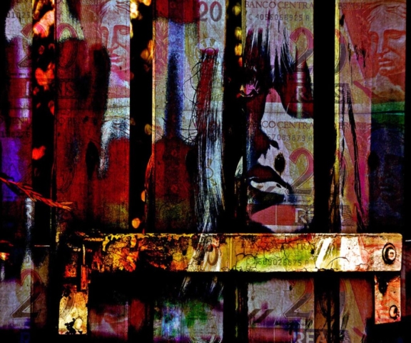 FEMININE LITURGY Beginning with Jocy de Oliveira’s operatic universe, I propose to broaden the conflict of women as they live within the contemporary patriarchal cultural reality. Overlapping symbolic images of oppression, overlaid with screams, tears and whispers of the foreign woman, displanted, discriminated, becoming the tessitura of the multiple feminine realities, in a cosmic allegory in search of the right to be different, in a feminine liturgy in search for being! Liturgia Feminina Partindo do universo operístico de Jocy de Oliveira, proponho ampliar o conflito da mulher em sua convivência com a realidade cultural patriarcal contemporânea. Sobreposição de imagens simbólicas da opressão, imbricadas a gritos, choros e sussurros da mulher estrangeira, desterrada, discriminada, formando a tessitura das múltiplas realidades femininas, em uma alegoria cósmica na busca do direito de ser diferente, em uma liturgia feminina na busca de ser!